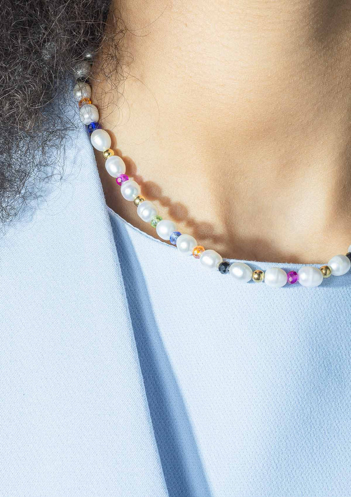 Halskæde med ferskvandsperler og farvede plastikperler, perler fra Vincent
