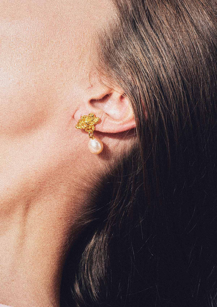 Guld ørering med lyserød ferskvandsperle fra Vincent
