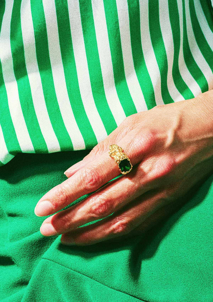 Smuk, markant ring i guld med en dyb grøn swarovski krystal fra Vincent