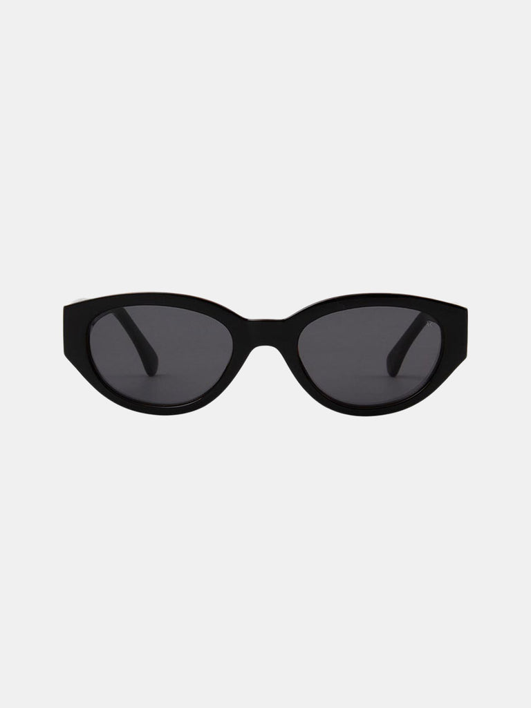 Små sorte solbriller med sort glas fra A. Kjærbede