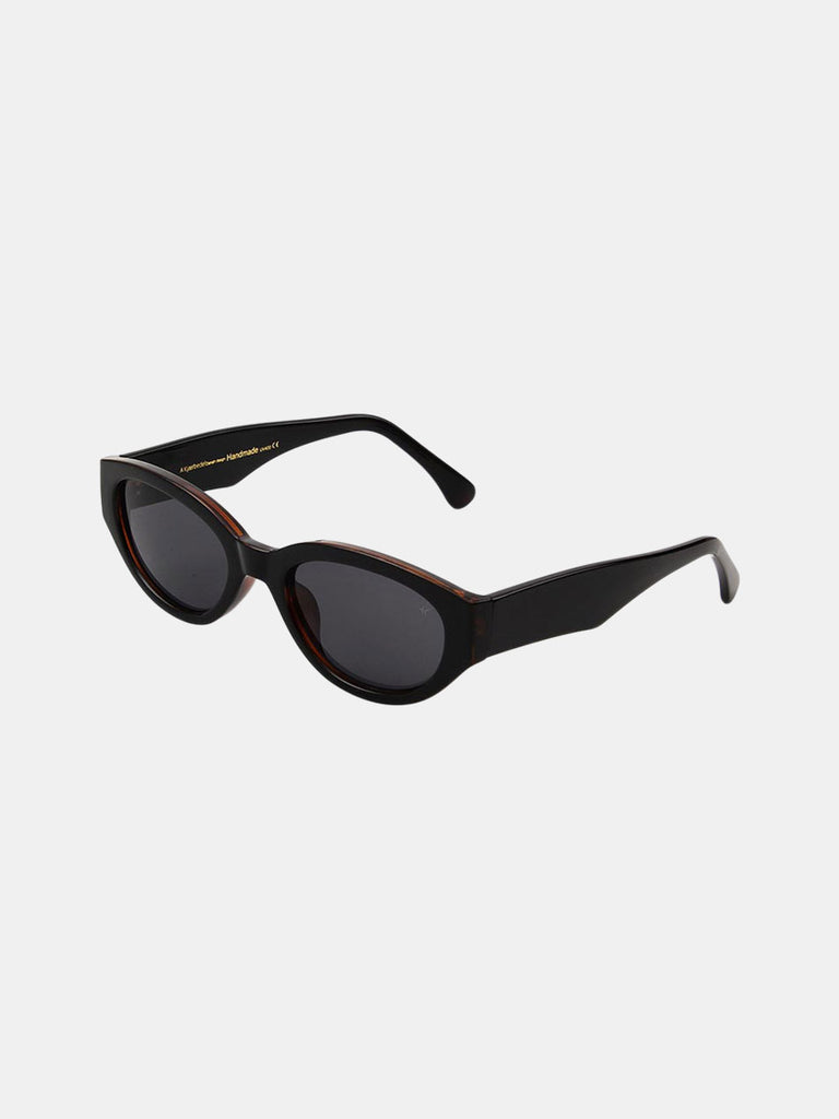 Små sorte solbriller med sort glas fra A. Kjærbede